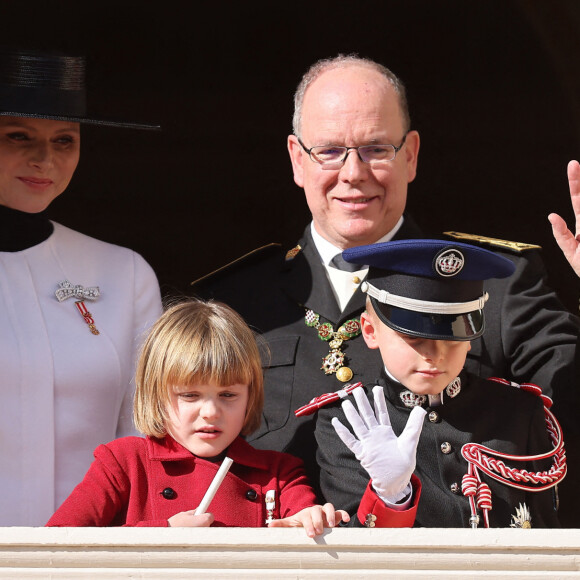 No Tabloid - La princesse Charlène de Monaco, le prince Albert II, La princesse Gabriella de Monaco, comtesse de Carladès, Le prince Jacques de Monaco, marquis des Baux - La famille princière au balcon du palais lors de la Fête Nationale de la principauté de Monaco le 19 novembre 2022. © Dominique Jacovides / Bruno Bebert / Bestimage 