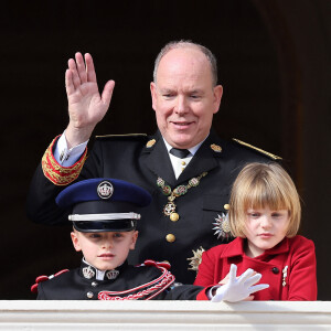 No Tabloids - Le prince Albert II, Le prince Jacques de Monaco, marquis des Baux, La princesse Gabriella de Monaco, comtesse de Carladès - La famille princière au balcon du palais lors de la Fête Nationale de la principauté de Monaco le 19 novembre 2022. © Dominique Jacovides / Bruno Bebert / Bestimage 