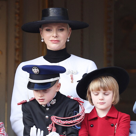 No Tabloid - La princesse Charlène de Monaco, Le prince Jacques de Monaco, marquis des Baux, La princesse Gabriella de Monaco, comtesse de Carladès - La famille princière au balcon du palais lors de la Fête Nationale de la principauté de Monaco le 19 novembre 2022. © Dominique Jacovides / Bruno Bebert / Bestimage 