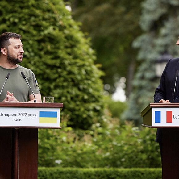 Le président de la République française, Emmanuel Macron et le président ukrainien Volodymyr Zelensky lors d'une conférence de presse conjointe au palais Marinsky à Kiev, Ukraine, le 16 juin 2022. Les dirigeants des grandes puissances européennes, la France, l'Allemagne et l'Italie, se sont engagés le 16 juin à aider l'Ukraine à vaincre la Russie et à reconstruire ses villes détruites, lors d'une visite dans une banlieue de Kyiv déchirée par la guerre. © Ukraine Presidency/Zuma Press/Bestimage 