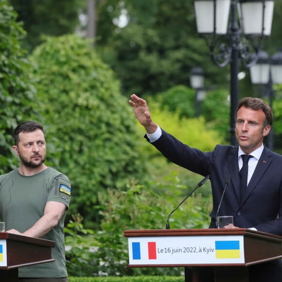 Le président de la République française, Emmanuel Macron, le président ukrainien Volodymyr Zelensky, le chancelier d'Allemagne, Olaf Scholz lors d'une conférence de presse conjointe au palais Marinsky à Kiev, Ukraine, le 16 juin 2022. Les dirigeants des grandes puissances européennes, la France, l'Allemagne et l'Italie, se sont engagés le 16 juin à aider l'Ukraine à vaincre la Russie et à reconstruire ses villes détruites, lors d'une visite dans une banlieue de Kyiv déchirée par la guerre. © Ukraine Presidency/Zuma Press/Bestimage 