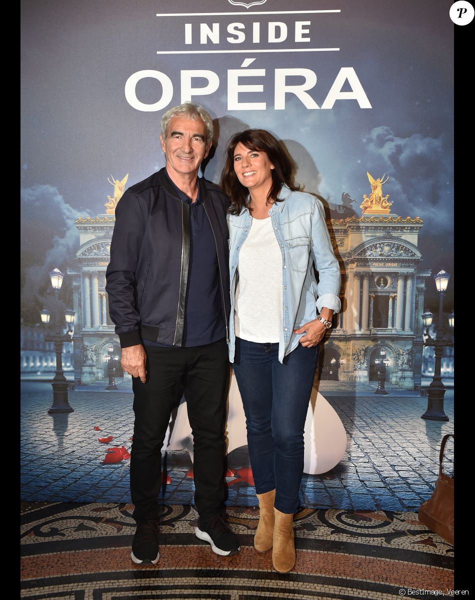 Estelle Denis et Raymond Domenech - Les célébrités à la première de l'escape game grandeur nature "Inside Opéra" au Palais Garnier à Paris, France, le 4 juin 2018. Le Palais Garnier accueille pour la première fois un concept inédit jamais proposé au public. INSIDE OPERA, un jeu grandeur nature entre escape game et parcours immersif sur les traces du Fantôme de l'Opéra. Le but du jeu ? Tenter de résoudre la malédiction du Fantôme de l'Opéra et le libérer à jamais en déchiffrant une série d'énigmes au sein du Palais Garnier avec la participation des différents comédiens en costume d'époque qui animent ce jeu. © Veeren/Bestimage