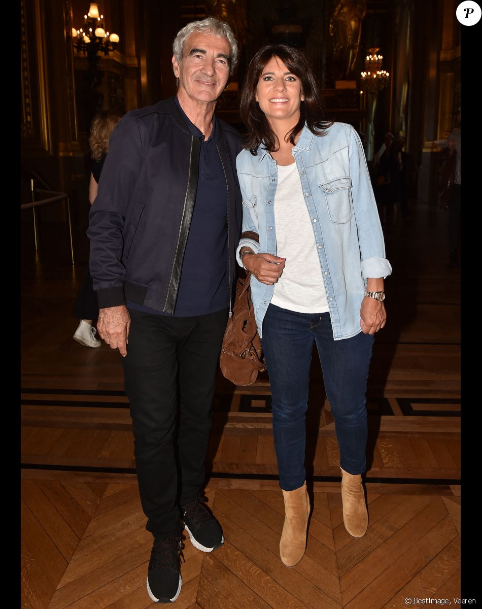 Estelle Denis et Raymond Domenech - Les célébrités à la première de l'escape game grandeur nature "Inside Opéra" au Palais Garnier à Paris, France, le 4 juin 2018. Le Palais Garnier accueille pour la première fois un concept inédit jamais proposé au public. INSIDE OPERA, un jeu grandeur nature entre escape game et parcours immersif sur les traces du Fantôme de l'Opéra. Le but du jeu ? Tenter de résoudre la malédiction du Fantôme de l'Opéra et le libérer à jamais en déchiffrant une série d'énigmes au sein du Palais Garnier avec la participation des différents comédiens en costume d'époque qui animent ce jeu. © Veeren/Bestimage