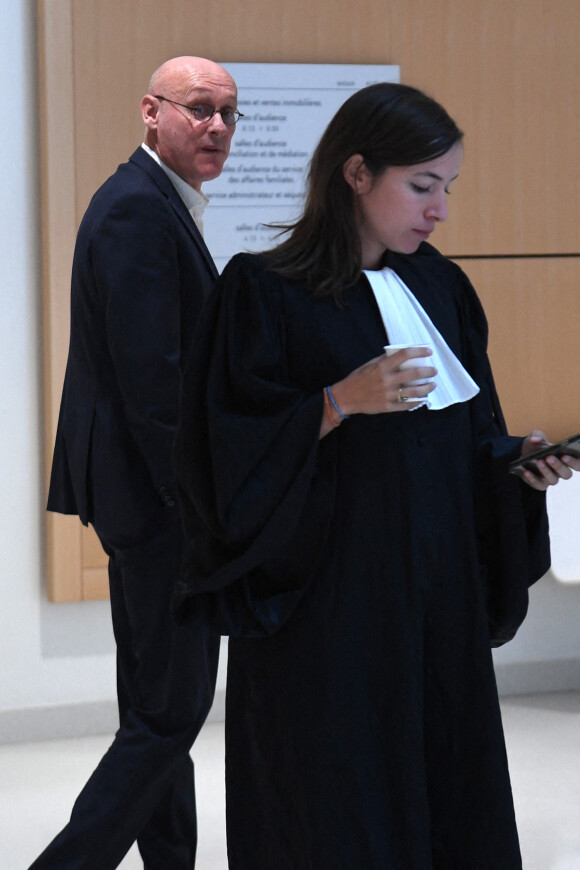 Exclusif - Bernard Laporte devant le tribunal correctionnel où le président de la Fédération française de rugby est jugé pour "corruption" et "trafic d'influence" à Paris. © Giancarlo Gorassini / Bestimage