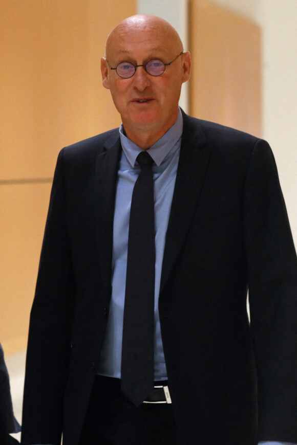 Bernard Laporte arrive au tribunal de grande instance (TGI) Batignolles à Paris, France, le 8 septembre 2022. Bernard Laporte, président de la Fédération française de rugby (FFR) est cité à comparaître par la 32ème chambre du tribunal correctionnel de Paris pour "prise illégale d'intérêts", "trafic d'influence passif par un agent public", "corruption passive par un agent public", "recel d'abus de biens sociaux", "abus de confiance" et "abus de biens sociaux". © Christophe Clovis/Bestimage 