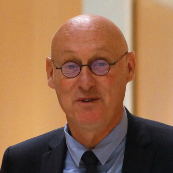 Bernard Laporte arrive au tribunal de grande instance (TGI) Batignolles à Paris, France, le 8 septembre 2022. Bernard Laporte, président de la Fédération française de rugby (FFR) est cité à comparaître par la 32ème chambre du tribunal correctionnel de Paris pour "prise illégale d'intérêts", "trafic d'influence passif par un agent public", "corruption passive par un agent public", "recel d'abus de biens sociaux", "abus de confiance" et "abus de biens sociaux". © Christophe Clovis/Bestimage 