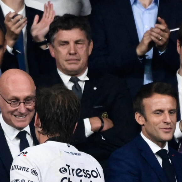 Emmanuel Macron ( president de la Republique ) - Bernard Laporte ( president FFR ) - Pap Ndiaye ( Ministre de l'Education nationale et de la Jeunesse ) - YACOUBA CAMARA ( 7 - Montpellier ) - Janse VAN RENSBURG ( 19 - Montpellier ) - en tribune - Finale du Top 14 de rugby entre Montpellier et Castres (29-10) au Stade de France à Saint-Denis le 24 juin 2022.  Top 14 rugby final between Montpellier and Castres (29-10) at the Stade de France in Saint-Denis on June 24, 2022.