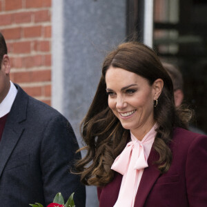 Le prince William, prince de Galles, et Catherine (Kate) Middleton, princesse de Galles, rencontrent Henry Dunov-Texeira, un Américain de 8 ans déguisé en garde britannique, à Somerville, Massachusetts, États-Unis, le 1er décembre 2022. Le couple princier visite "Greentown Labs" à Somerville pour en savoir plus sur les innovations climatiques incubées à Boston. 