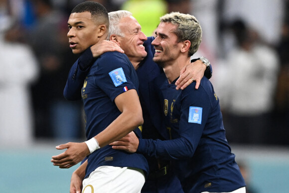 Didier Deschamps, entraineur et sélectionneur de l'équipe de France avec Kylian Mbappé et Antoine Griezmann au match de football de quart de finale opposant la France à l'Angleterre lors de la coupe du Monde (FIFA 2022) au stade Al Bayt à Al Khor au Qatar, le 10 décembre 2022. La France a gagné 2-1. © Philippe Perusseau/Bestimage