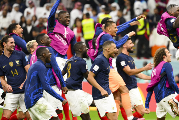 Joie des joueurs de l equipe de France en fin de match au match de football de quart de finale opposant la France à l'Angleterre lors de la coupe du Monde (FIFA 2022) au stade Al Bayt à Al Khor au Qatar, le 10 décembre 2022. La France a gagné 2-1. © Jean-Baptiste Autissier/Panoramic/Bestimage