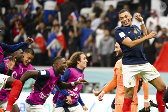 Joie des joueurs de l equipe de France en fin de match MBAPPE Kylian (FRA) au match de football de quart de finale opposant la France à l'Angleterre lors de la coupe du Monde (FIFA 2022) au stade Al Bayt à Al Khor au Qatar, le 10 décembre 2022. La France a gagné 2-1. © Jean-Baptiste Autissier/Panoramic/Bestimage