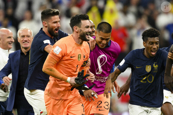 Joie des joueurs de l equipe de France en fin de match GIROUD Olivier (FRA) / LLORIS Hugo (FRA) au match de football de quart de finale opposant la France à l'Angleterre lors de la coupe du Monde (FIFA 2022) au stade Al Bayt à Al Khor au Qatar, le 10 décembre 2022. La France a gagné 2-1. © Jean-Baptiste Autissier/Panoramic/Bestimage