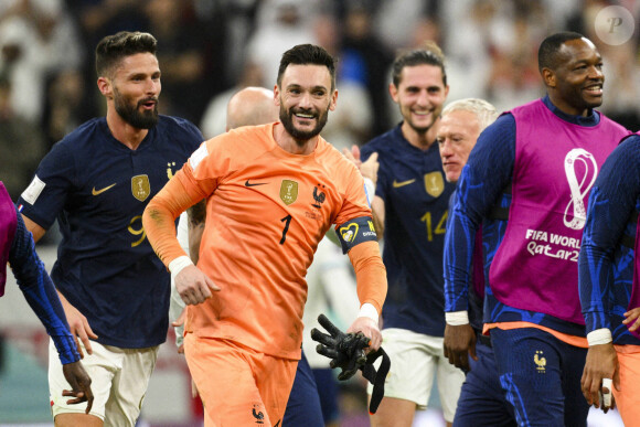 Joie des joueurs de l equipe de France en fin de match Olivier Giroud / Hugo Lloris au match de football de quart de finale opposant la France à l'Angleterre lors de la coupe du Monde au stade Al Bayt à Al Khor au Qatar. © Jean-Baptiste Autissier/Panoramic/Bestimage