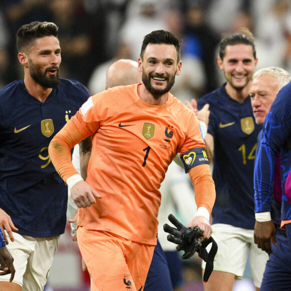 Joie des joueurs de l equipe de France en fin de match Olivier Giroud / Hugo Lloris au match de football de quart de finale opposant la France à l'Angleterre lors de la coupe du Monde au stade Al Bayt à Al Khor au Qatar. © Jean-Baptiste Autissier/Panoramic/Bestimage