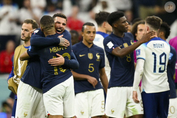 Joie des joueurs de l equipe de France en fin de match lors du match de football de quart de finale opposant la France à l'Angleterre lors de la coupe du Monde (FIFA 2022) au stade Al Bayt à Al Khor au Qatar, le 10 décembre 2022. La France a gagné 2-1. © Jean-Baptiste Autissier/Panoramic/Bestimage