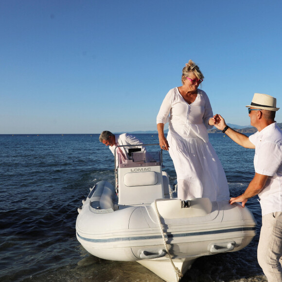 Exclusif - Arrivée en bateau des mariés - Soirée du mariage de Christine Bravo et Stéphane Bachot sur la plage du restaurant Marinella à l'Ile Rousse en Corse le 11 Juin 2022 © Dominique Jacovides / Bestimage