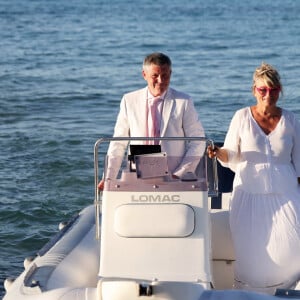 Exclusif - Arrivée des mariés en bateau - Soirée du mariage de Christine Bravo et Stéphane Bachot sur la plage du restaurant Marinella à l'Ile Rousse en Corse le 11 Juin 2022 © Dominique Jacovides / Bestimage