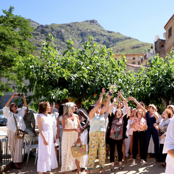 Exclusif - Prix spécial - No Web - Christine Bravo lance son bouquet aux habitantes célibataires du village Mariage civil de Christine Bravo et Stéphane Bachot devant la mairie de Occhiatana en Corse le 11 Juin 2022 © Dominique Jacovides / Bestimage