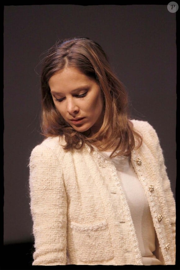 Melissa Theuriau lors du débat Service civique : un projet pour les jeunes, à Paris, le 16 février 2002 !