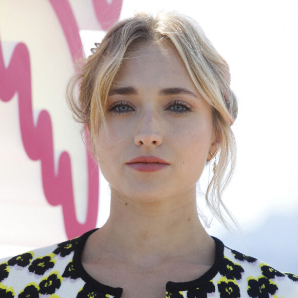 Chloé Jouannet au photocall de la saison 2 de la série "Derby Girl" lors de la 5ème saison du festival International des Séries "Canneseries" à Cannes, France, le 4 avril 2022. © Denis Guignebourg/Bestimage 