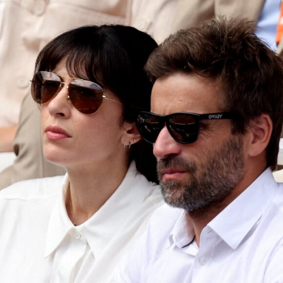 Nolwenn Leroy et son compagnon Arnaud Clément dans les tribunes lors des Internationaux de France de Tennis de Roland Garros 2022. © Dominique Jacovides/Bestimage 