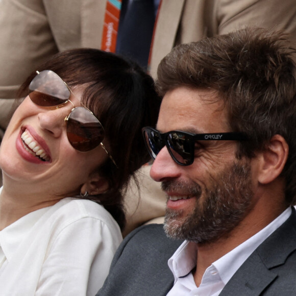 Nolwenn Leroy et son compagnon Arnaud Clément dans les tribunes lors des Internationaux de France de Tennis de Roland Garros 2022. Paris, le 5 juin 2022. © Dominique Jacovides/Bestimage 