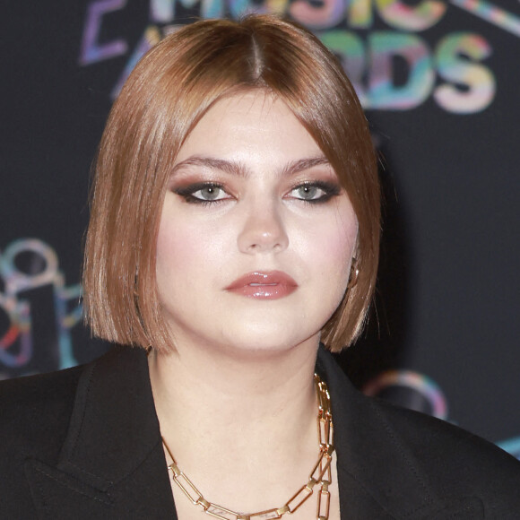 No Web - Louane au photocall de la 24ème édition des "NRJ Music Awards (NMA)" au Palais des Festivals à Cannes le 18 novembre 2022. © Christophe Aubert via Bestimage 