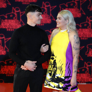 Florian Rossi et sa compagne Louane Emera lors de la 23ème édition des NRJ Music Awards 2021 au Palais des Festivals de Cannes, le 20 novembre 2021. 