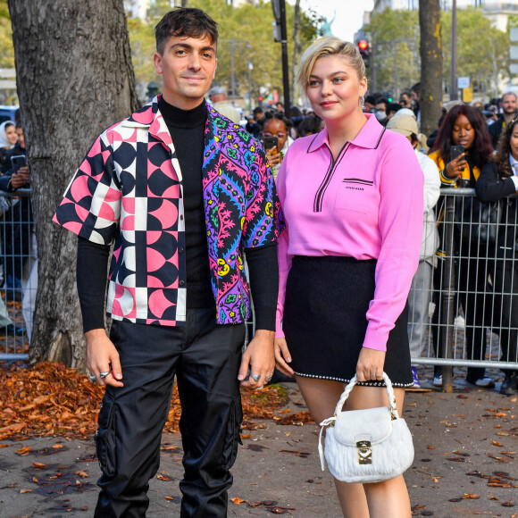 Louane Emera et son compagnon Florian Rossi arrivent au défilé de mode Miu Miu lors de la Fashion Week printemps/été 2022 à Paris, France, le 5 octobre 2021. © Veeren Ramsamy-Christophe Clovis/Bestimage 