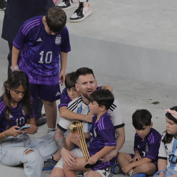 Lionel Messi avec sa femme Antonella Roccuzzo et ses enfants Thiago, Matteo et Ciro - Remise du trophée de la Coupe du Monde 2022 au Qatar (FIFA World Cup Qatar 2022) à l'équipe d'argentine après sa victoire contre la France en finale (3-3 - tab 2-4). Doha, le 18 décembre 2022. © Seshadri Sukumar/Zuma Press/Bestimage