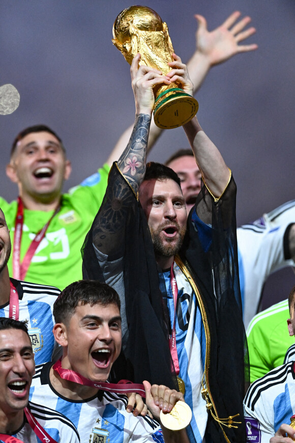 Lionel Messi (meilleur joueur de la Coupe du monde 2022) avec la coupe du Monde - Remise du trophée de la Coupe du Monde 2022 au Qatar (FIFA World Cup Qatar 2022). Doha, le 18 décembre 2022. © Philippe Perusseau / Bestimage