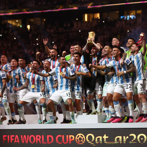 Lionel Messi et ses co-équipiers lors de la remise du trophée de la Coupe du Monde 2022 au Qatar (FIFA World Cup Qatar 2022) à l'équipe d'Argentine qui s'est imposée face à la France (3-3 - tab 2-4). L'Argentine remporte sa troisième Coupe du Monde. Doha, le 18 décembre 2022. © David Klein/Sportimage/Cal Sport Media/Zuma Press/Bestimage