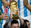 Lionel Messi et ses co-équipiers lors de la remise du trophée de la Coupe du Monde 2022 au Qatar (FIFA World Cup Qatar 2022) à l'équipe d'Argentine qui s'est imposée face à la France (3-3 - tab 2-4). L'Argentine remporte sa troisième Coupe du Monde. Doha, le 18 décembre 2022.