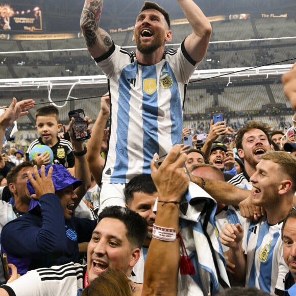 Lionel Messi et ses co-équipiers lors de la remise du trophée de la Coupe du Monde 2022 au Qatar (FIFA World Cup Qatar 2022) à l'équipe d'Argentine qui s'est imposée face à la France (3-3 - tab 2-4). L'Argentine remporte sa troisième Coupe du Monde. Doha, le 18 décembre 2022.