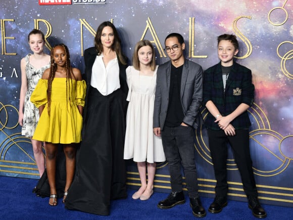 Angelina Jolie et ses enfants : Shiloh, Zahara, Vivienne, Knox et Maddox au photocall de la projection du film Eternals (Les Eternels) au BFI Imax à Londres le 27 octobre 2021. 