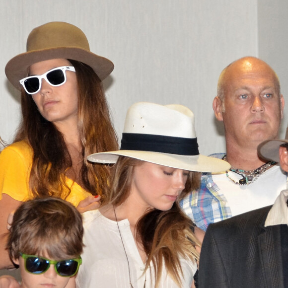 Johnny Depp, Jack Depp, Lily-Rose Depp et Amber Heard - Johnny Depp en famille à l'aéroport de Narita au Japon le 18 juillet 2013. © Future-Image/ZUMAPRESS.com / Bestimage