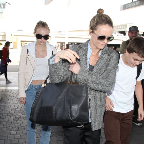 Vanessa Paradis arrive avec ses enfants Lily-Rose Depp et Jack Depp à l'aéroport de LAX à Los Angeles. Lily-Rose Depp est accompagnée de son petit ami Ash Stymest. Le 21 mars 2016