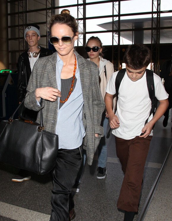 Vanessa Paradis arrive avec ses enfants Lily-Rose Depp et Jack Depp à l'aéroport de LAX à Los Angeles. Lily-Rose Depp est accompagnée de son petit ami Ash Stymest. Le 21 mars 2016