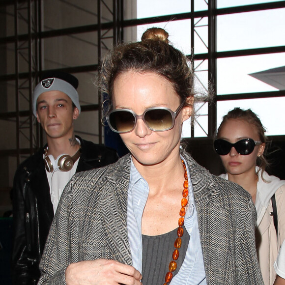 Vanessa Paradis arrive avec ses enfants Lily-Rose Depp et Jack Depp à l'aéroport de LAX à Los Angeles. Lily-Rose Depp est accompagnée de son petit ami Ash Stymest. Le 21 mars 2016