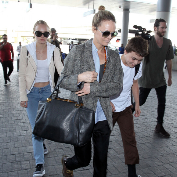 Vanessa Paradis arrive avec ses enfants Lily-Rose Depp et Jack Depp à l'aéroport de LAX à Los Angeles. Lily-Rose Depp est accompagnée de son petit ami Ash Stymest. Le 21 mars 2016