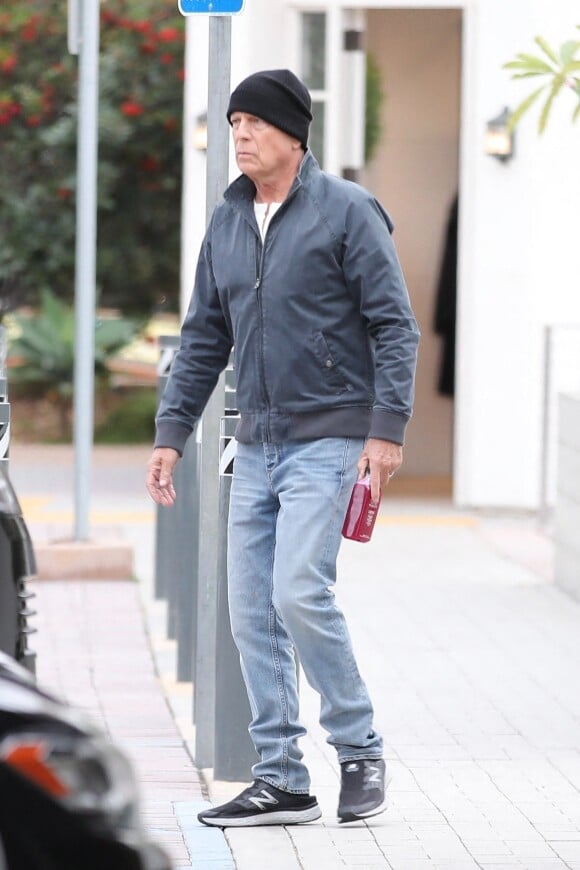 Exclusif - Bruce Willis se promène dans les rues de Malibu.