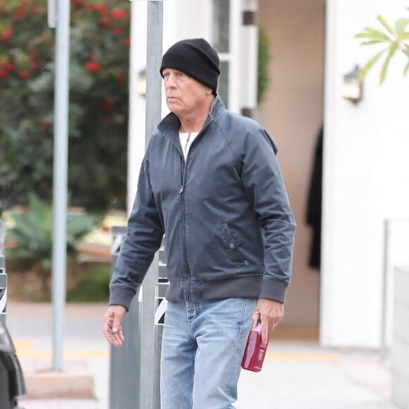 Exclusif - Bruce Willis se promène dans les rues de Malibu.