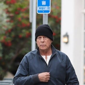 Exclusif - Bruce Willis se promène dans les rues de Malibu le 1er décembre 2022.
