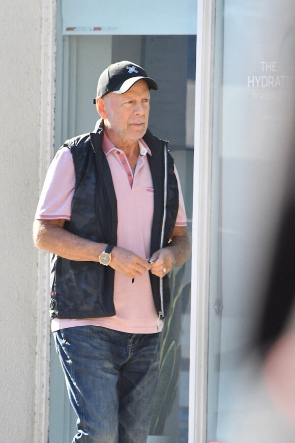 Exclusif - Bruce Willis se promène à Santa Monica le 25 octobre 2022.