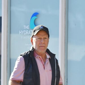 Exclusif - Bruce Willis se promène à Santa Monica le 25 octobre 2022.