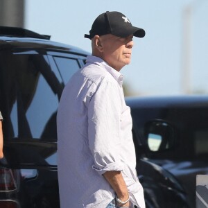 Exclusif - Bruce Willis se promène avec un ami à Santa Monica le 24 octobre 2022.