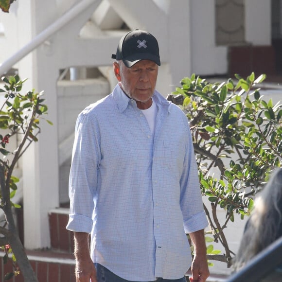 Exclusif - Bruce Willis va prendre son petit-déjeuner à Santa Monica le 19 octobre 2022.