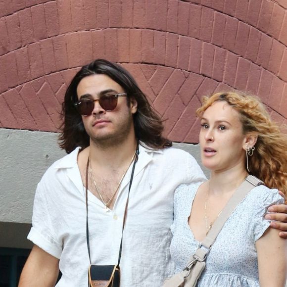 Exclusif - Rumer Willis et son compagnon Derek Richard Thomas s'embrassent dans les rues de New York le 20 septembre 2022.