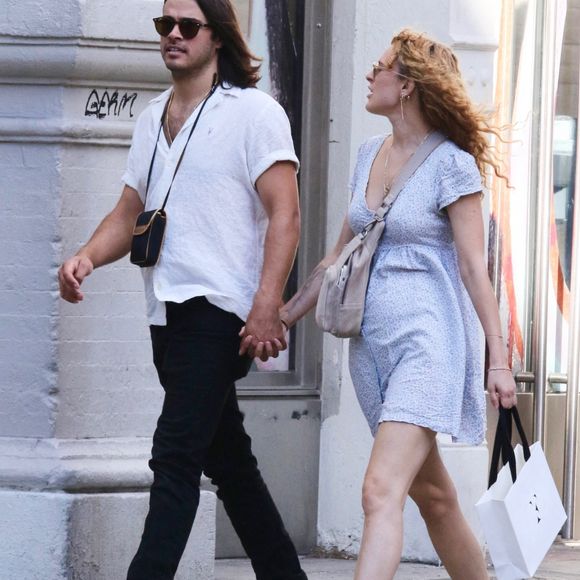 Exclusif - Rumer Willis et son compagnon Derek Richard Thomas s'embrassent dans les rues de New York le 20 septembre 2022.