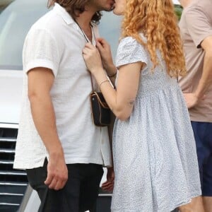 Exclusif - Rumer Willis et son compagnon Derek Richard Thomas s'embrassent dans les rues de New York le 20 septembre 2022.